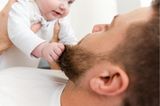 Eltern erzählen: Baby zieht am Bart seines Vaters.