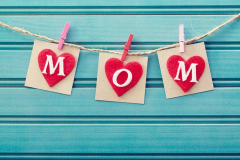 Muttertagsgeschenke basteln: Girlande mit Herzen