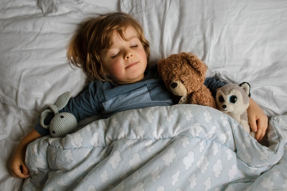 Fehlgeburt: Junge schläft mit Kuscheltier im Bett