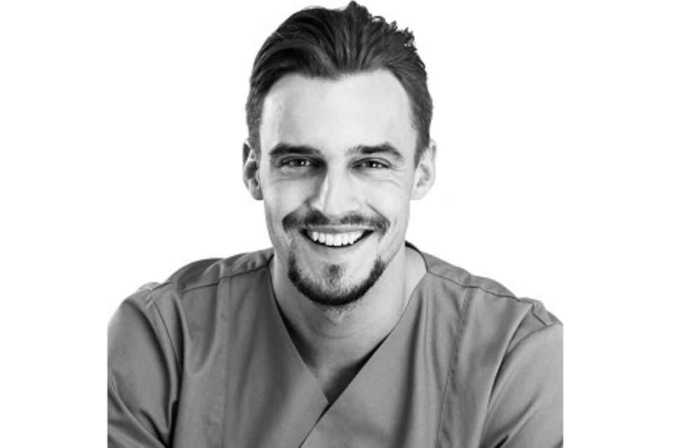 Raphael Weiland ist Arzt mit dermatochirurgische und plastisch-chirurgischen Schwerpunkt. 