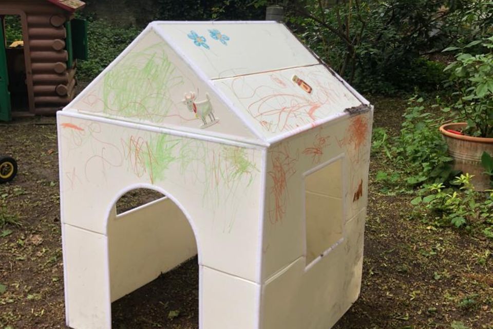 Das ImagiNew Playhome aufgebaut im Garten.