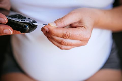 Studie klärt: Schwangere misst mit Glukometer