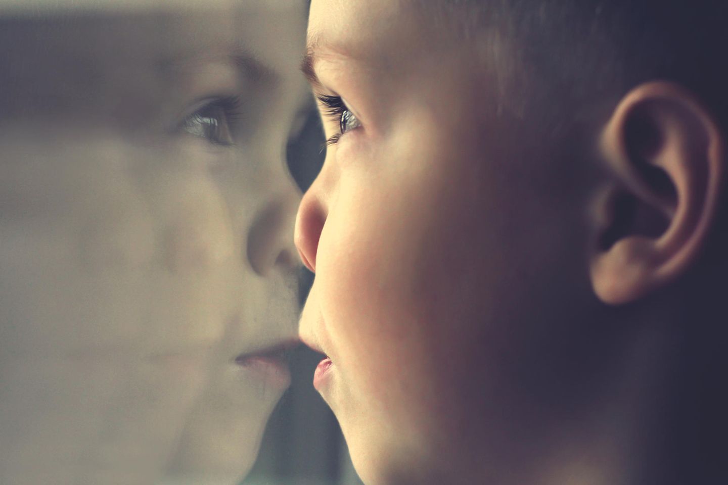 Niemals Gewalt: Junge schaut aus dem Fenster