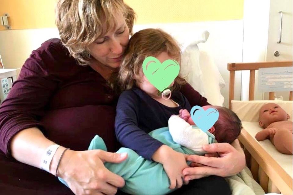 Lächeln und winken, Mutter mit Kindern