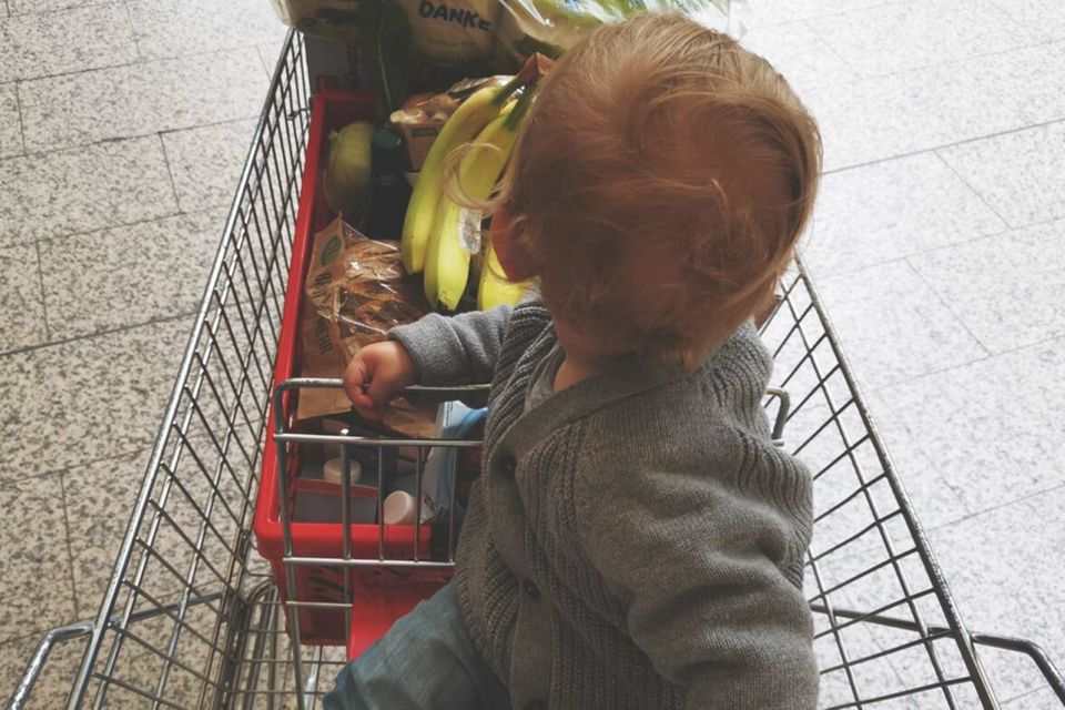 Kind im einkaufswagen