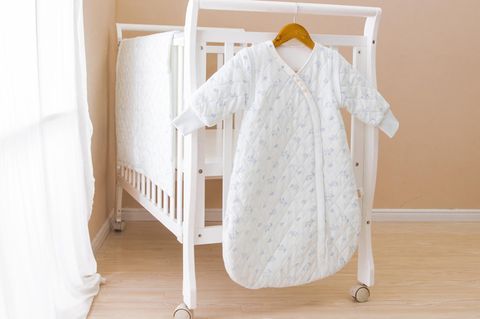 Achtung Erstickungsgefahr: Schlafsack hängt an Babybett