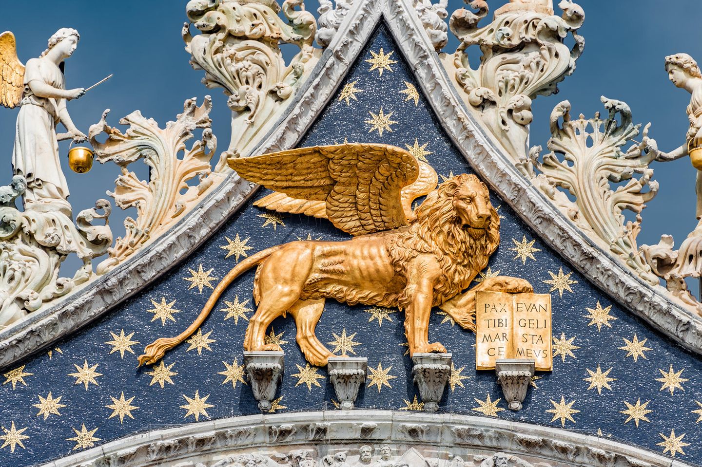 Aszendent Löwe: Goldener Löwe als Verzierung an einem Gebäude
