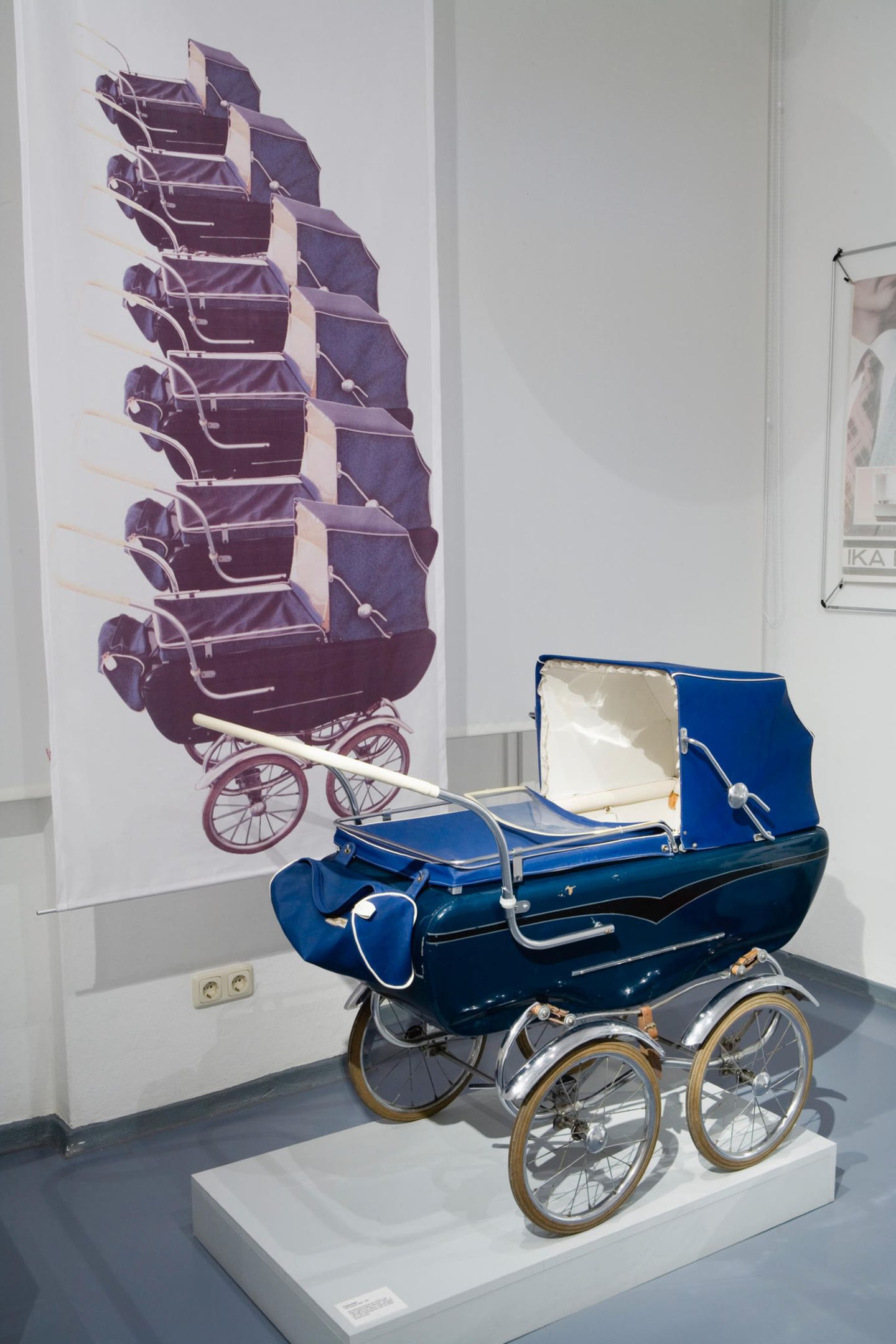 Kinderwagen aus den Jahrzehnten: blauer Kinderwagen
