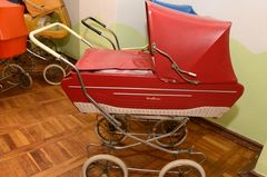 Kinderwagen der Jahrzehnte: roter Kinderwagen