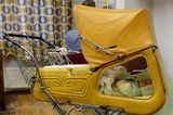 Kinderwagen der Jahrzehnte: gelber Kinderwagen mit Fenster