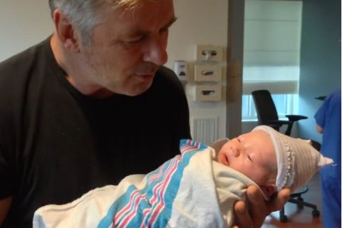 Alec Baldwin hält neugeborenes Kind in seinen Armen