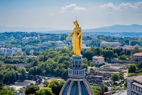 Aszendent Jungfrau: Goldene Statue der Jungfrau auf einem Kirchturm