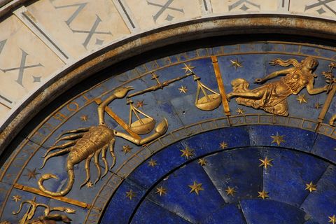 Aszendent Waage: Symbol der astrologischen Waage auf einer antiken Turmuhr