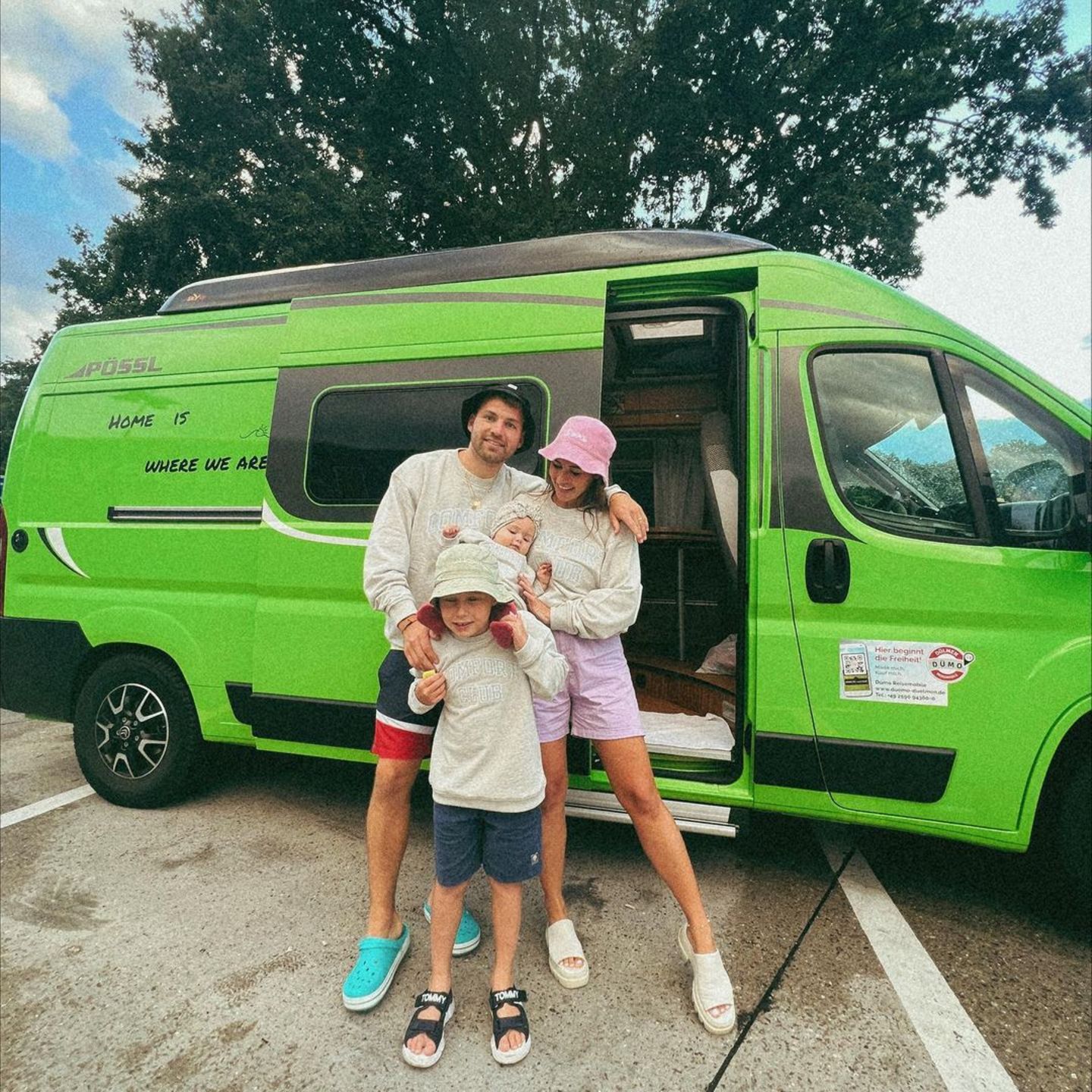 Star-Kinder: Sarah und Julian Engels mit Sohn Alessio und Baby Solea vor Campervan