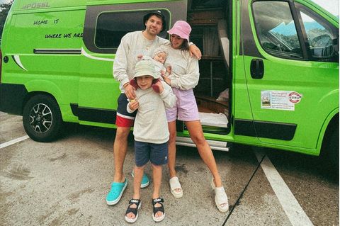 Star-Kinder: Sarah und Julian Engels mit Sohn Alessio und Baby Solea vor Campervan