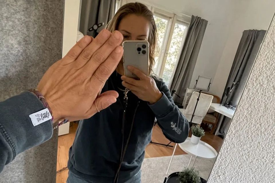 Verena fotografiert sich im Spiegel