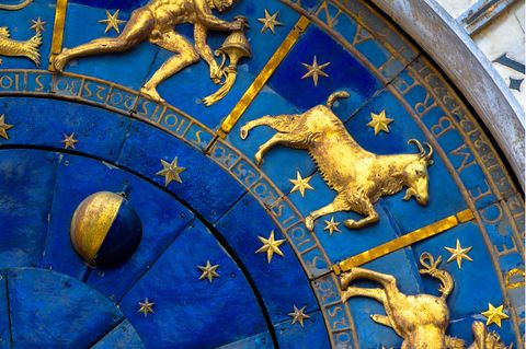 Aszendent Steinbock: Goldenes Symbol eines Steinbocks auf einer antiken Uhr
