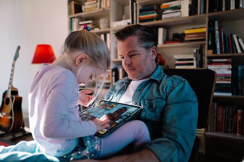 André Dietz mit seiner Tochter, die ein Tablet PC in der Hand hält