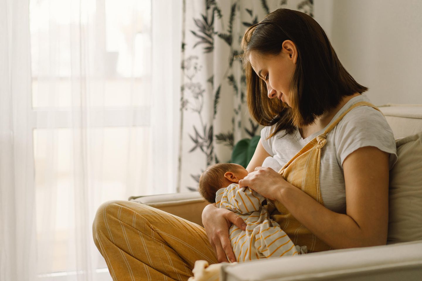 Baby-Entwicklung: Mutter stillt ihr Baby