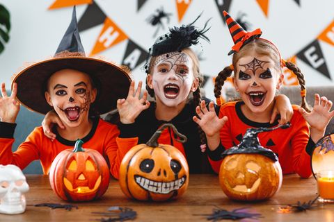 Halloween-Sprüche: Kinder mit Halloween-Kostümen