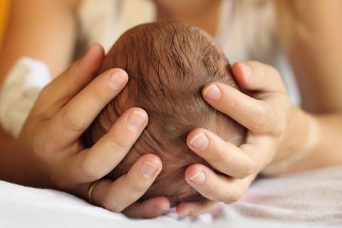 Mental-Tricks für die Geburt: Mutter hält Baby