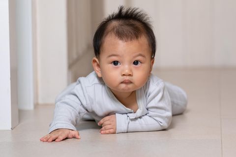 Das große Krabbeln: Baby macht robbend die Wohnung unsicher