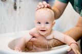 Umweltbewusst von Anfang an: Baby wird gewaschen