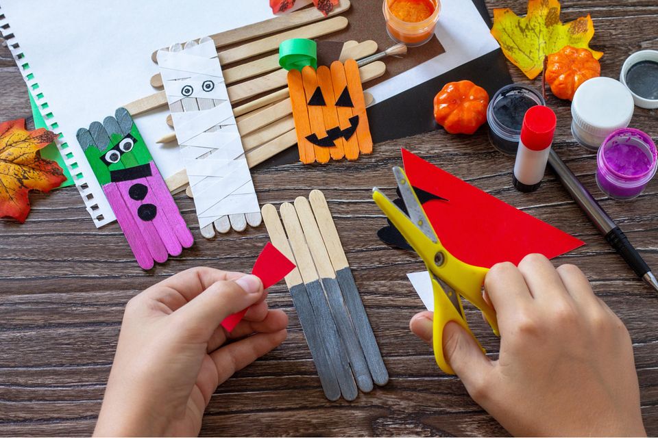 Herbstbasteln mit Kindern: Halloween-Figuren aus Eisstäbchen