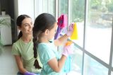 10 Haushaltsaufgaben für Kinder: Kind putzt Spiegel