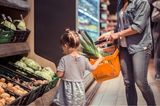 10 Haushaltsaufgaben für Kinder: Kind schiebt Einkaufswagen