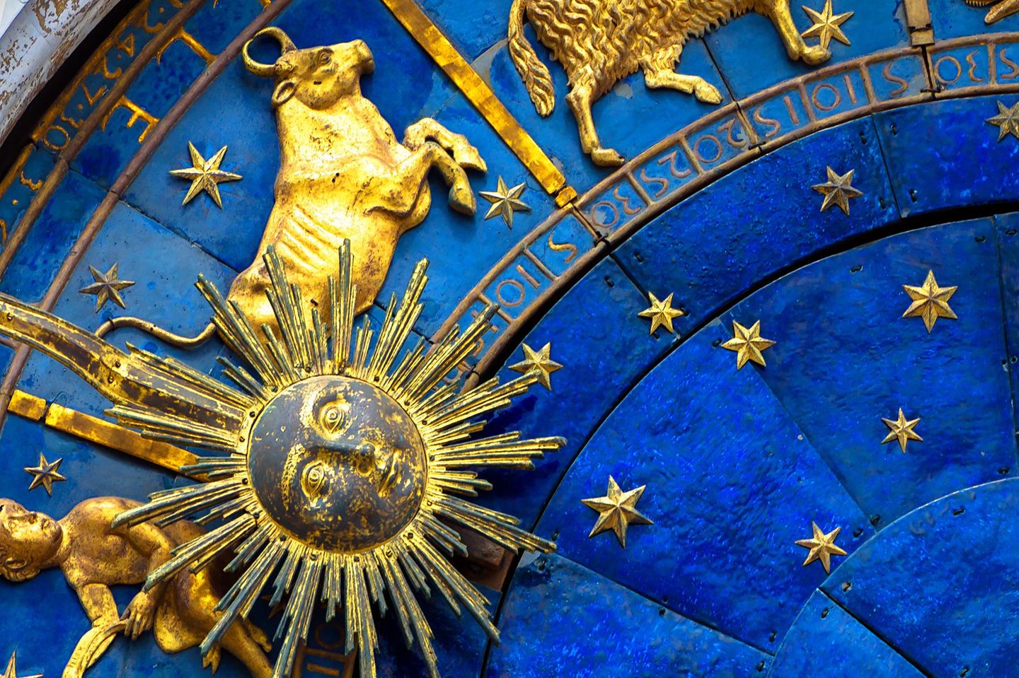 Aszendent Stier: Symbol eines Stiers in Gold an einer antiken Uhr