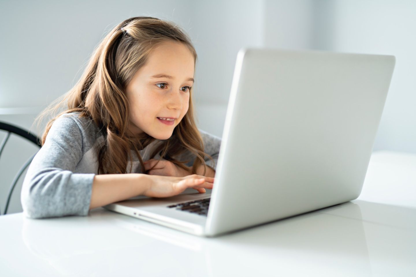Junges Mädchen benutzt einnen Laptop
