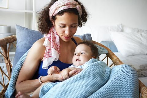 Eltern weltweit: Junge Frau spricht mit ihrem Baby