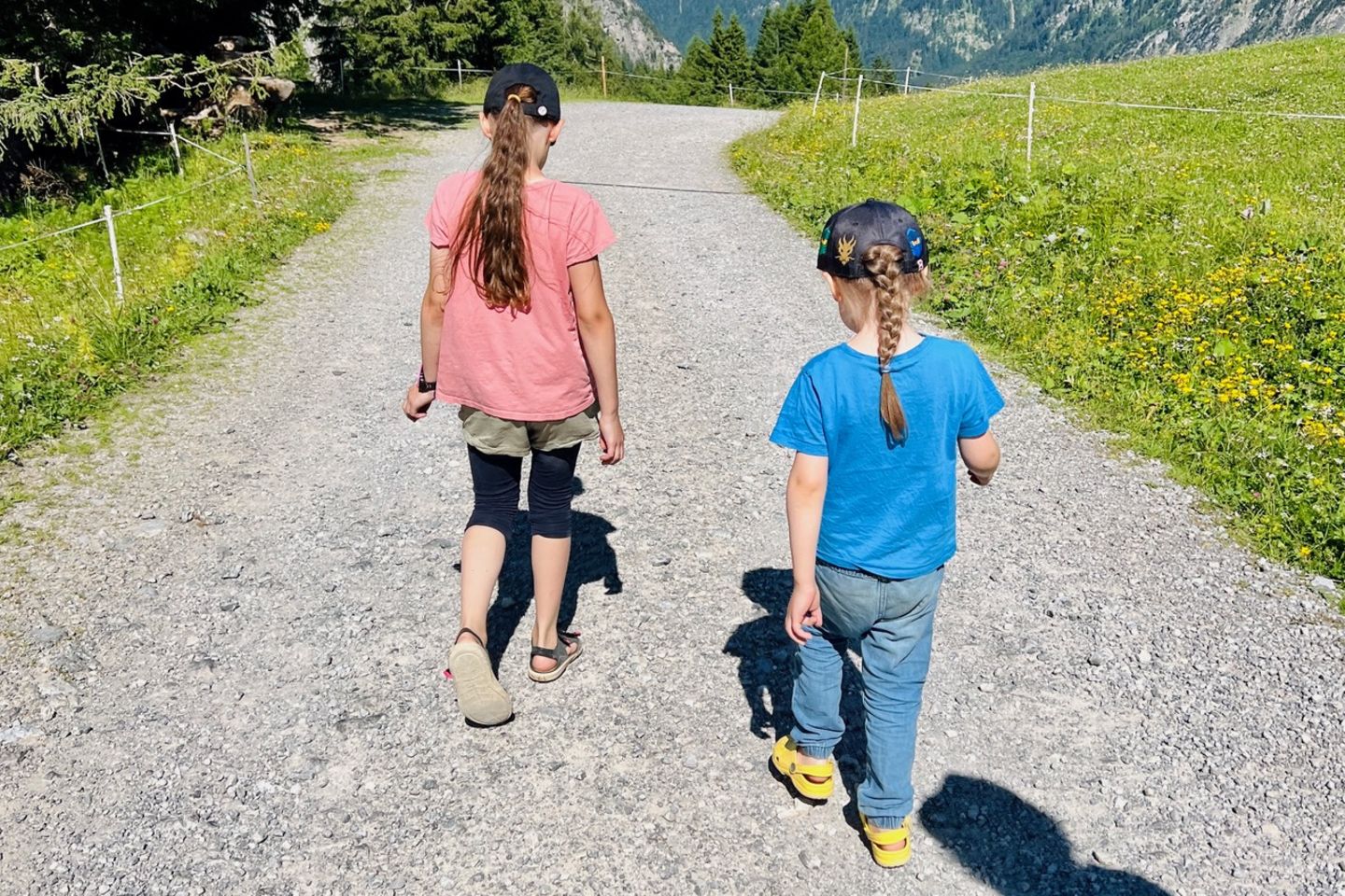 Lächeln und winken: Geschwister gehen spazieren
