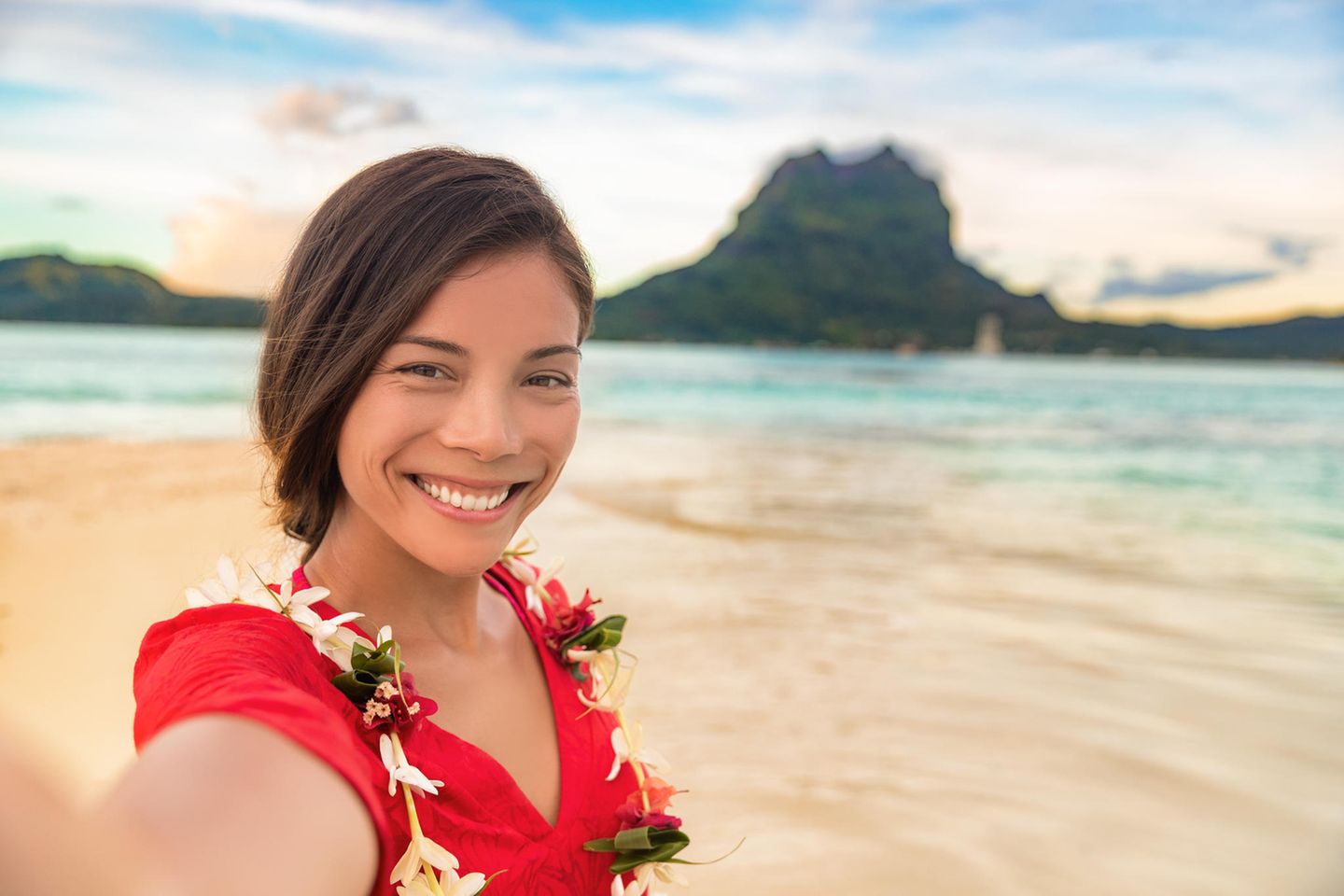 Andere Länder, andere Sitten: Frau mit einer hawaiianischen Blumenkette um den Hals