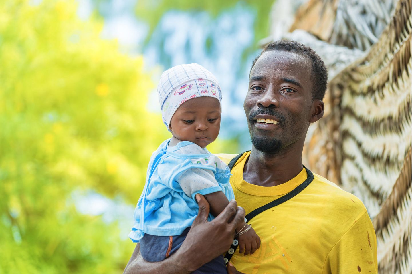 Andere Länder, andere Sitten: BiPoC Vater mit Baby