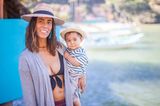 Andere Länder, andere Sitten: Mutter mit Baby am Strand in Mexiko