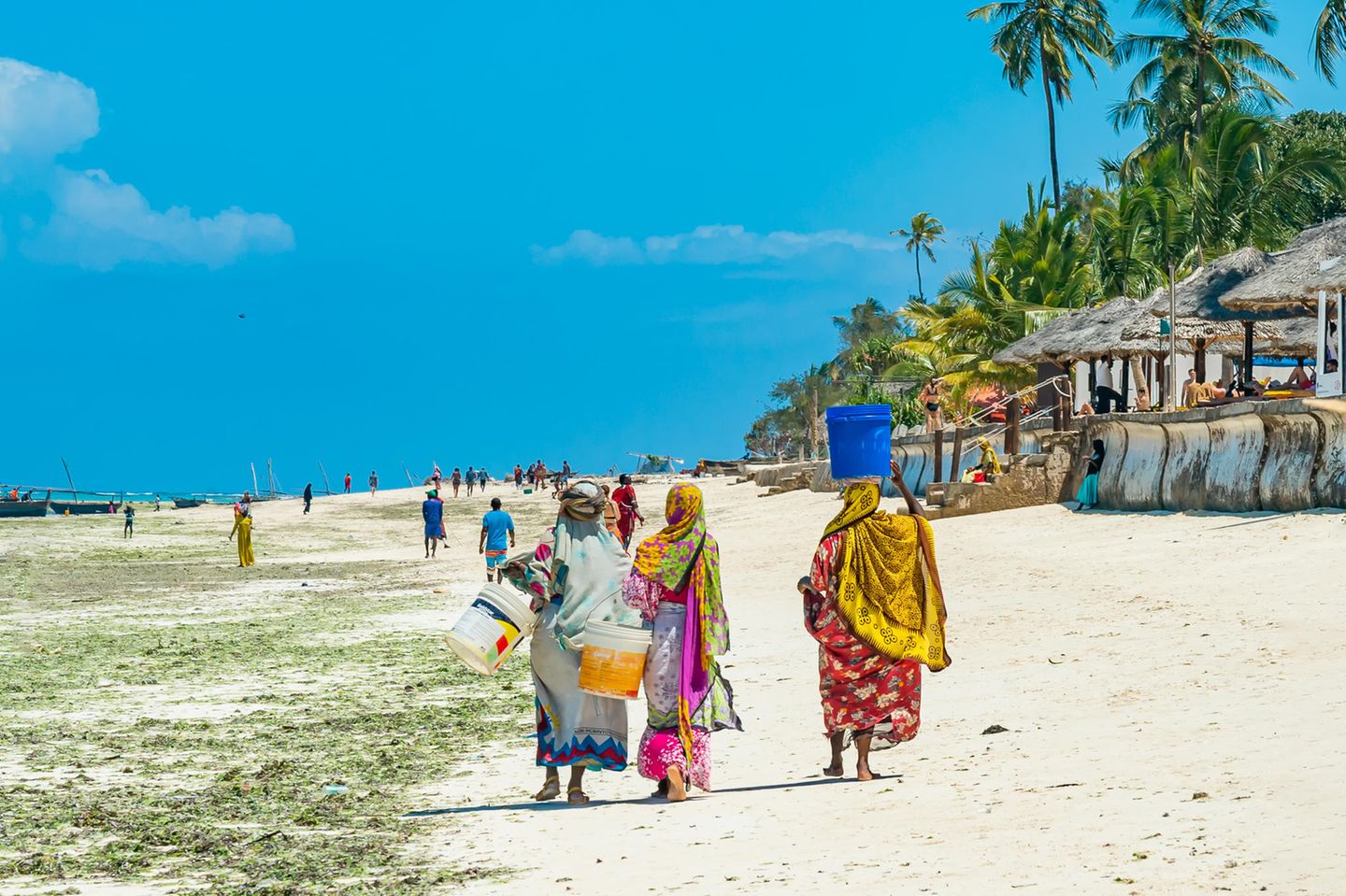 Andere Länder, andere Sitten: BiPoC-Frauen laufen den Strand in Tansania entlang
