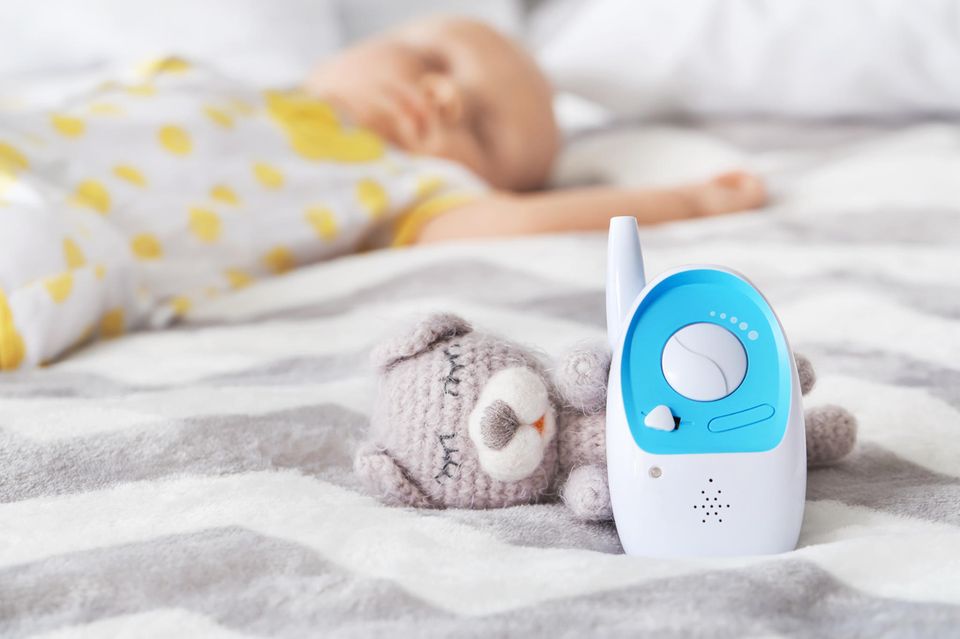 Babyphone vor schlafenden Baby