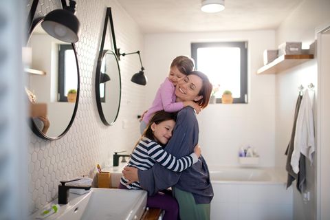 Frau mit zwei Kindern im Badezimmer