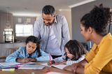 Die Rolle des Vaters: Eltern machen mit Töchtern Homeschooling