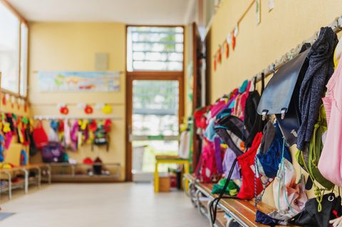 Turnbeutel für Kinder im Test: Turnbeutel hängen im Kindergarten an einer Garderobe