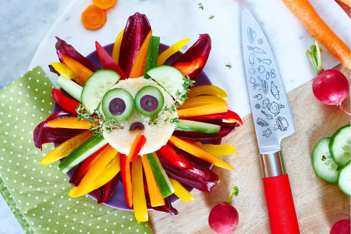 Unsere Lieblingsstücke: Kindermesser liegt neben Gemüse