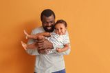 Babys lieben starke Farben: Vater mit seinem Kind
