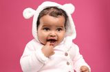 Babys lieben starke Farben: Baby vor rosa Hintergrund