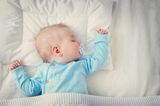 Babys lieben starke Farben: Schlafendes Baby in blauer Kleidung