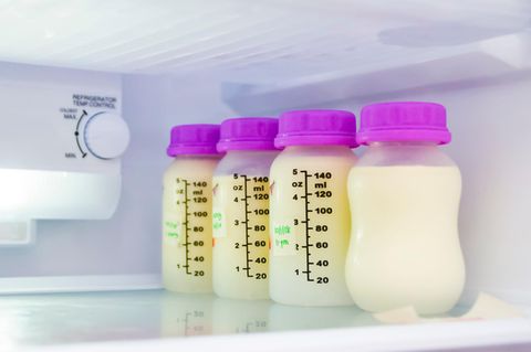 Fläschchen mit abgepumpter Muttermilch stehen im Gefrierfach