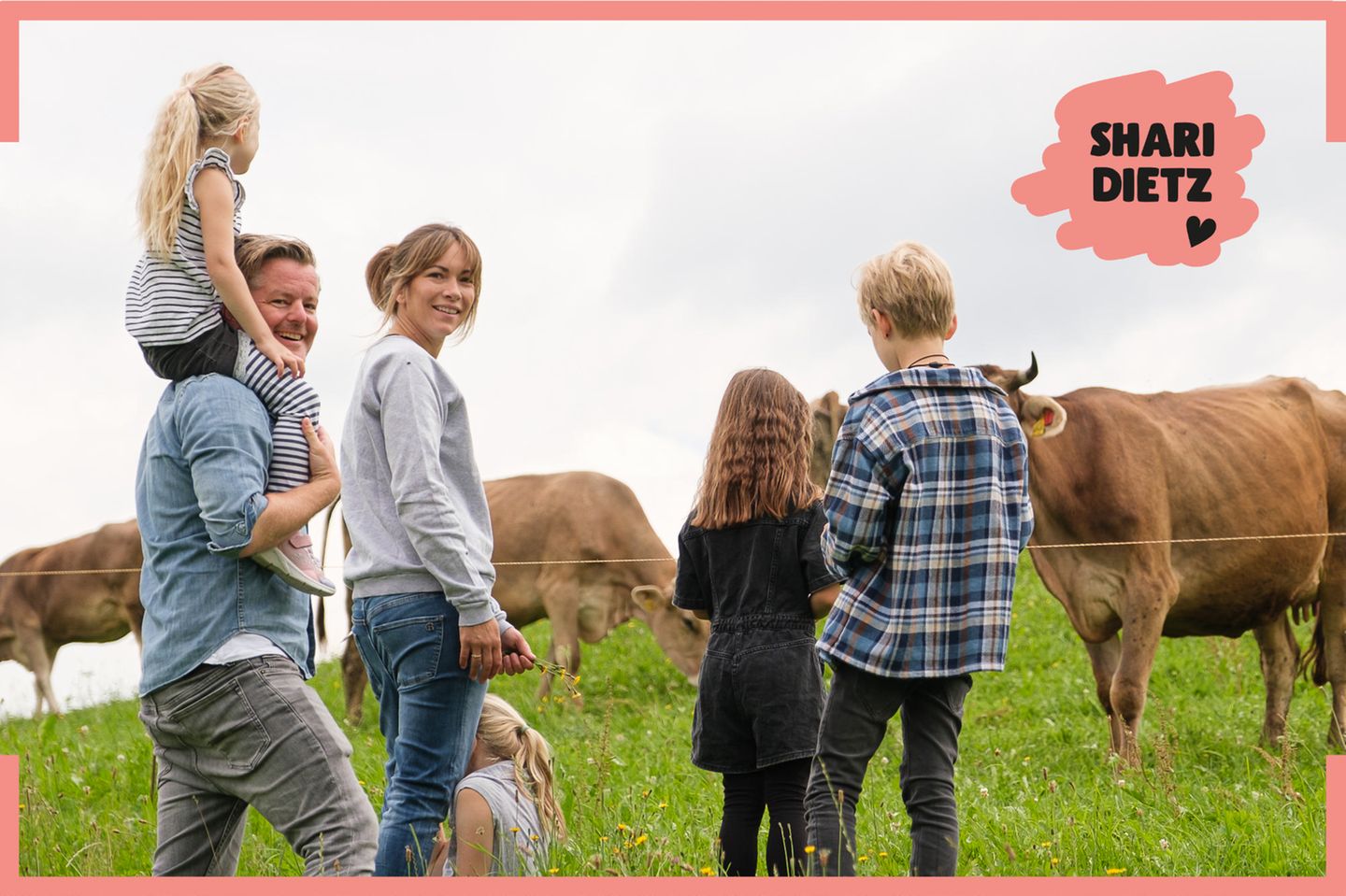 Shari und ihr Ehemann André Dietz stehen mit ihren vier Kindern auf einer Weide mit Kühen