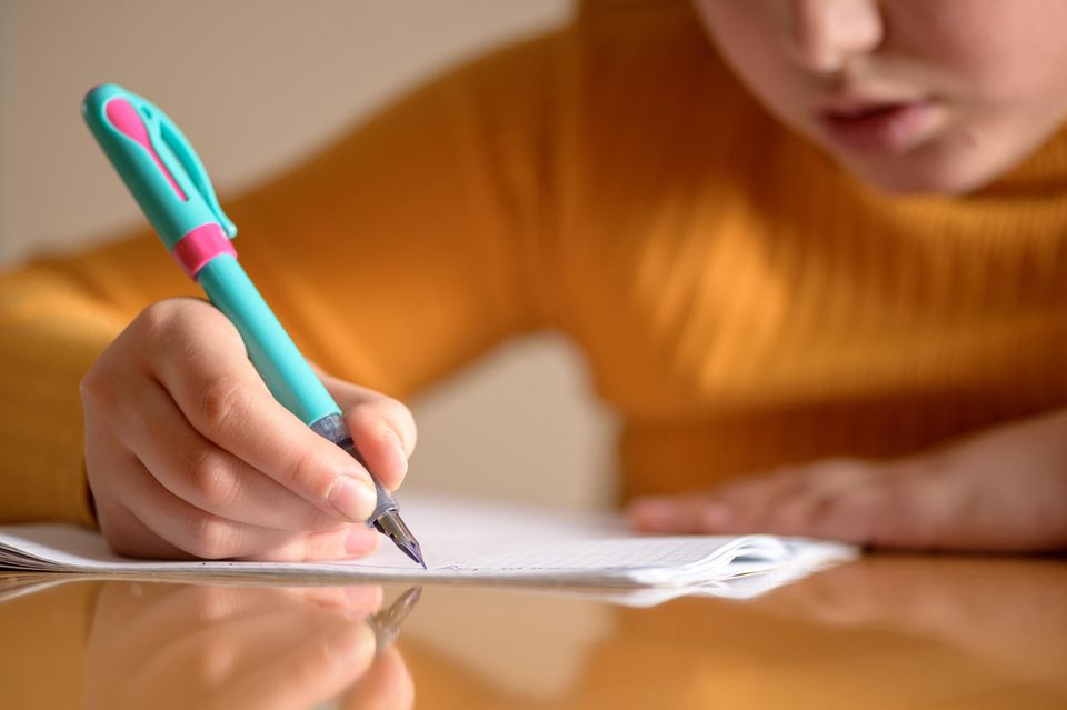 Füller für die Grundschule im Test: Kind schreibt mit Füller.