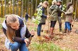 Abenteuer und Gutes tun: Kind pflanzt Baum ein